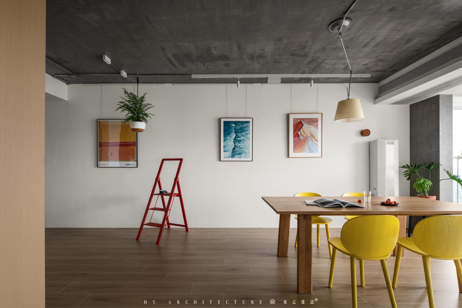 原始粗狂的混凝土裸顶遇上紧凑小三房,这酷酷的松弛感真让人着迷丨中国长沙丨東乙建设-17