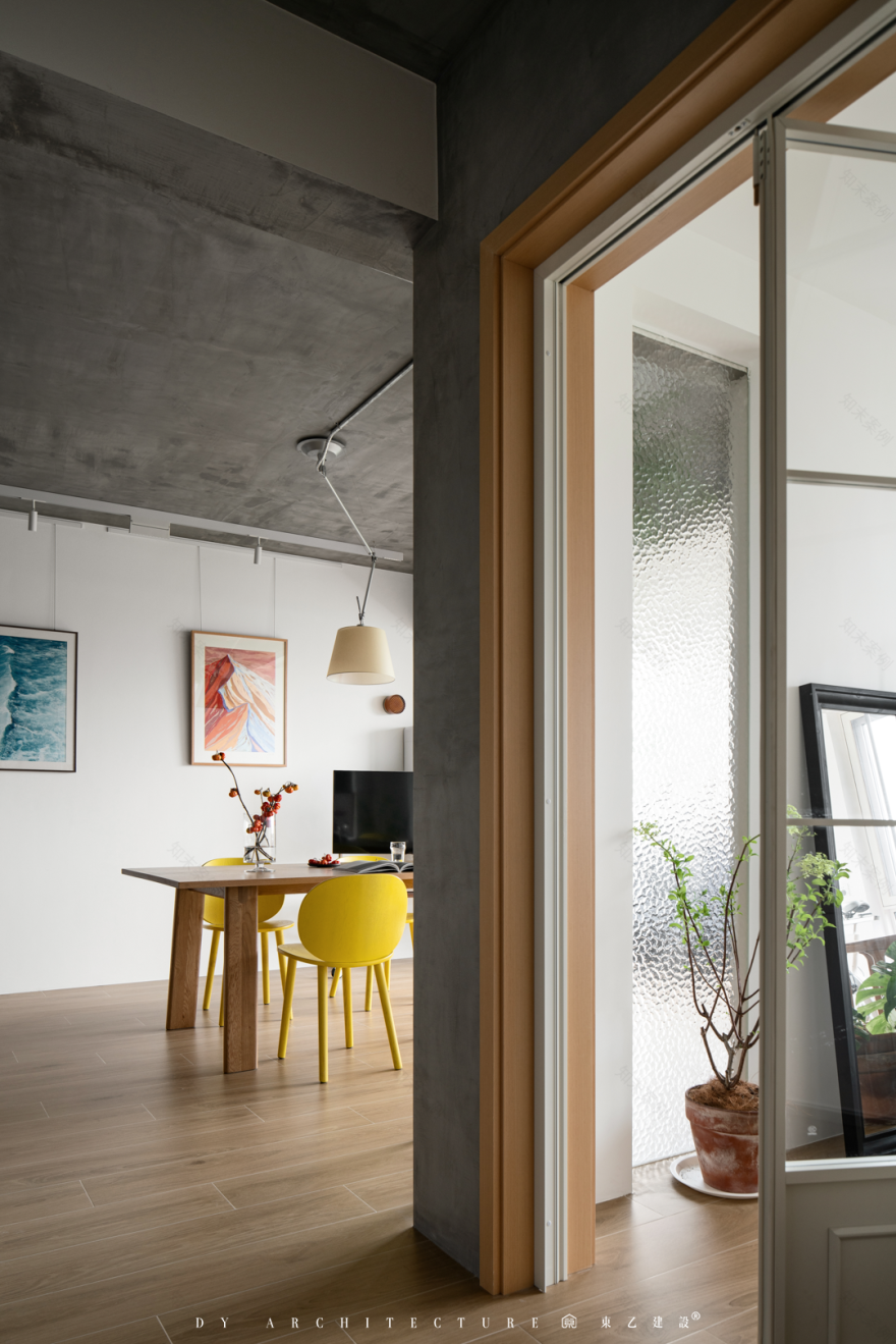 原始粗狂的混凝土裸顶遇上紧凑小三房,这酷酷的松弛感真让人着迷丨中国长沙丨東乙建设-78