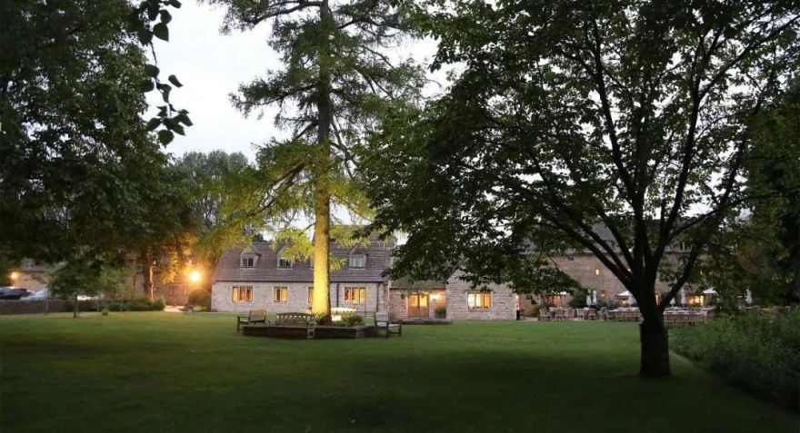 设计在旅途,伦敦River Thames白色公寓丨英国丨懒猫创意空间-6