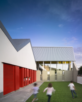 绿意盎然的山间学校 · Seville 省 El Saucejo 公立学校设计