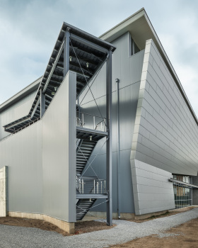 纽约顶级私立学校新建运动中心，灵活布局融入校园历史