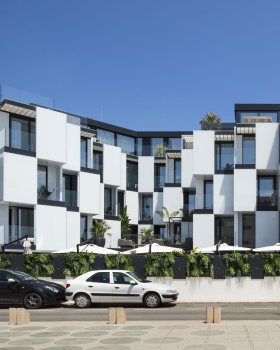 重塑经典公寓，Hotel Sir Joan Ibiza 呈现简约白色玻璃立面