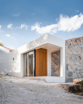 山坡上的 SO House | 岩石与光影的平衡游戏
