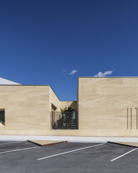法国 Cuges-les-Pins 的 Molina 学校扩建与翻新