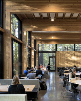乔治福克斯大学 Canyon Commons 餐厅
