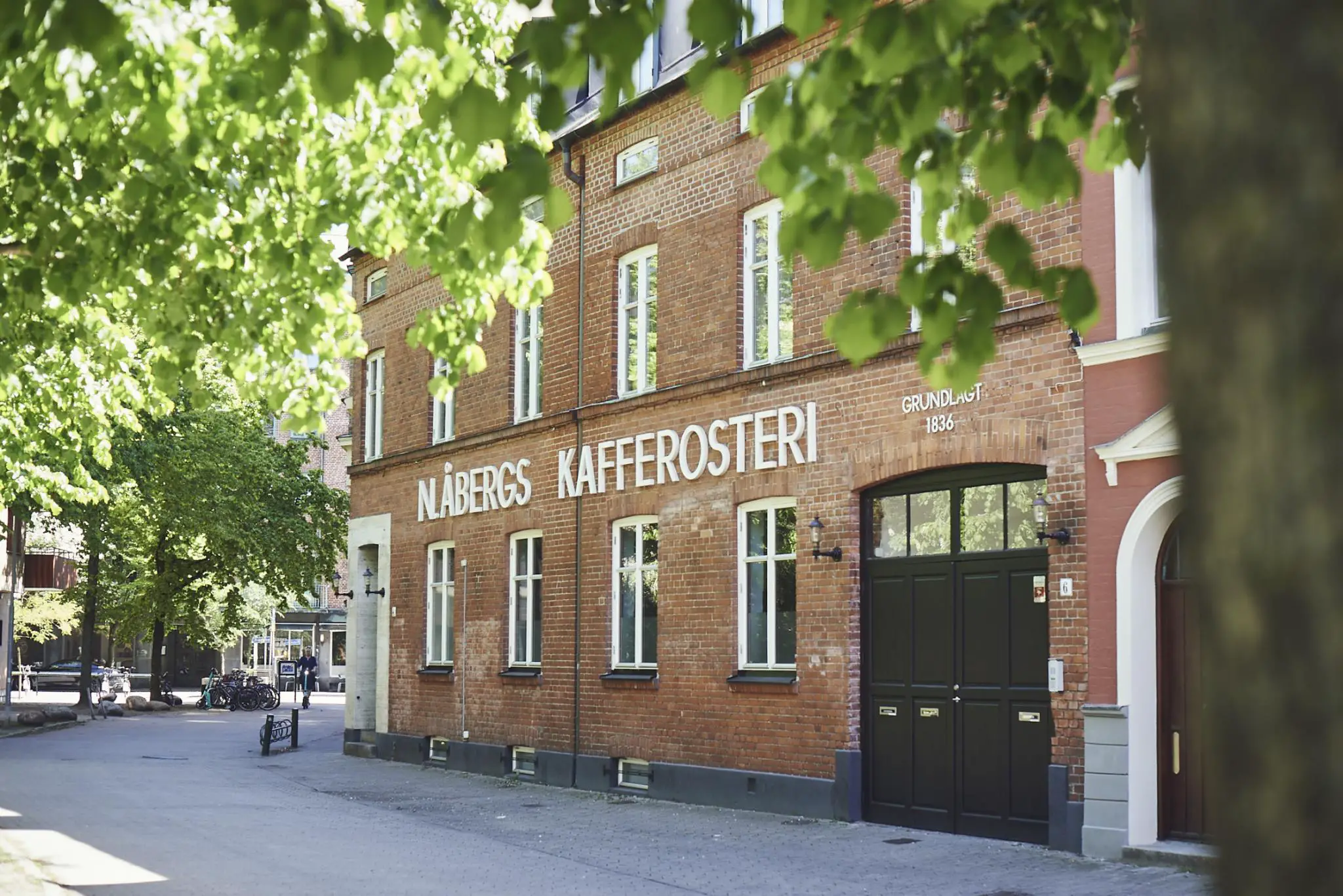 瑞典一旧楼顶层公寓的活力黄灰设计-17