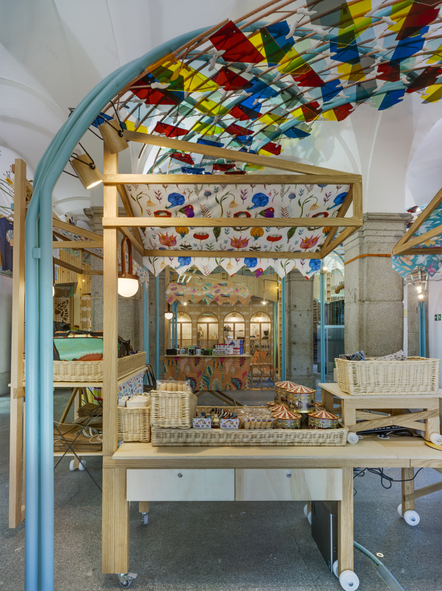 Madrid 地标设计,融合传统与现代的旅游礼品店-18