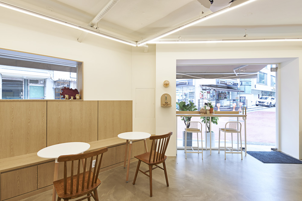 首尔 8 坪温暖咖啡馆，诠释白色木质调氛围-4