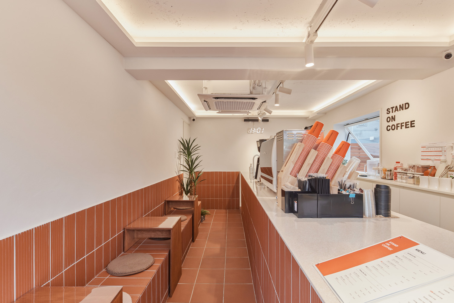 白色与木质，打造极简咖啡厅之美-4