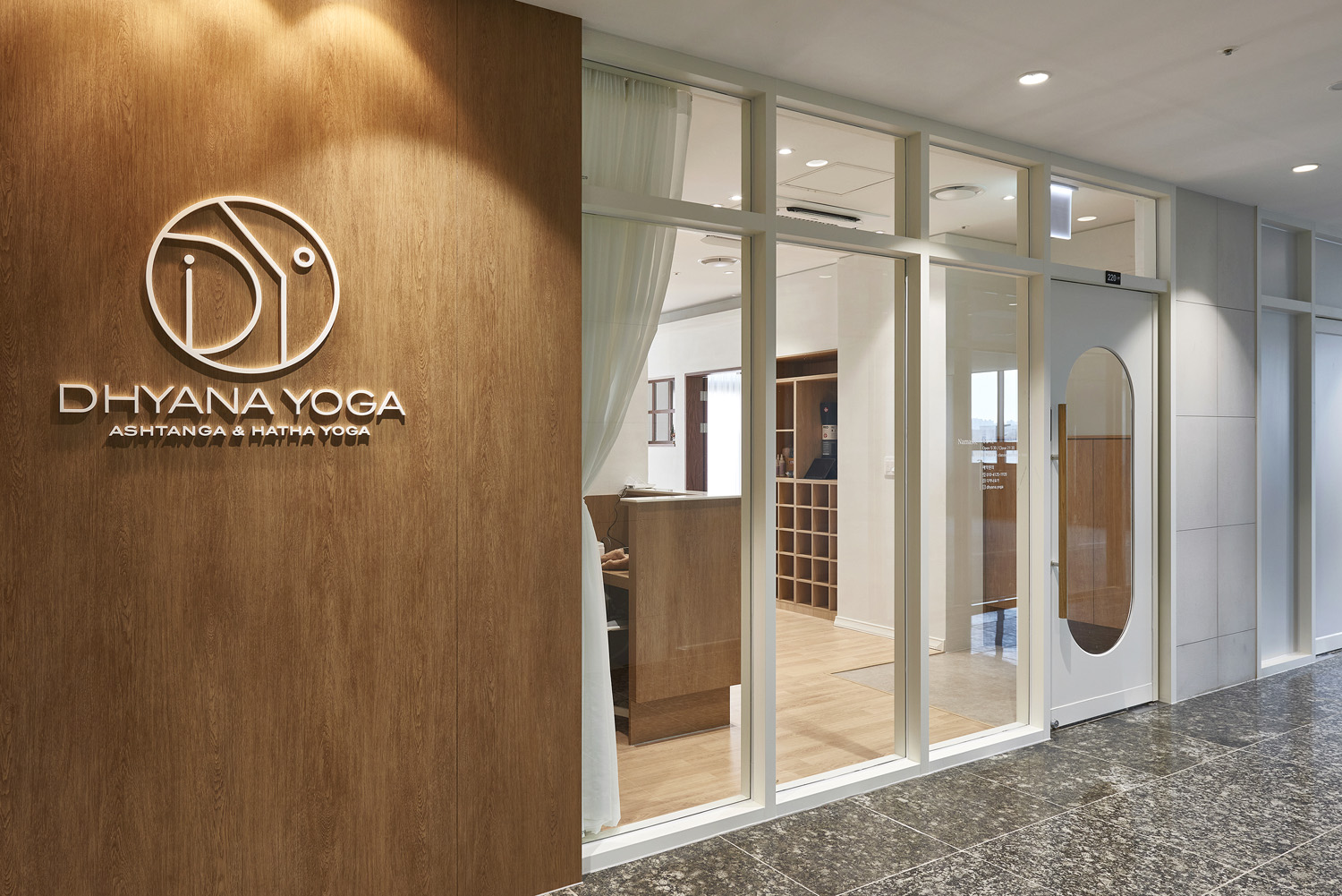 白色与木质，打造宁静的 34 平米瑜伽空间-3