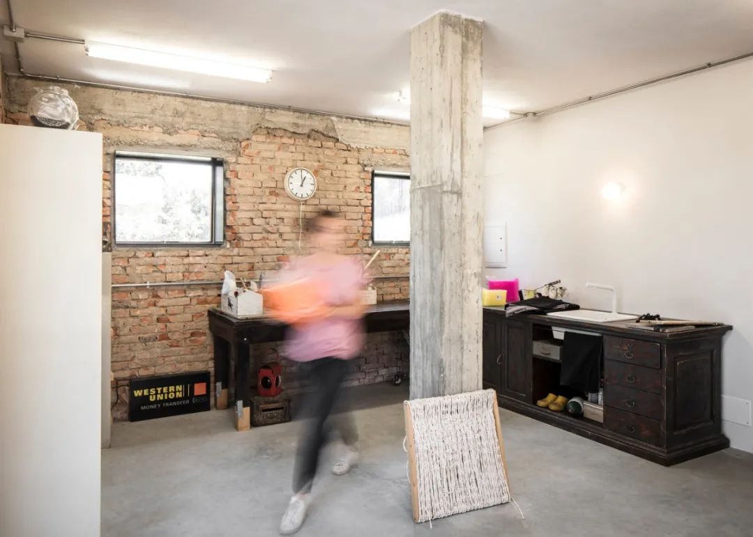 20 世纪 60 年代谷仓变艺术工作室，设计诠释对称性与景观关系-28