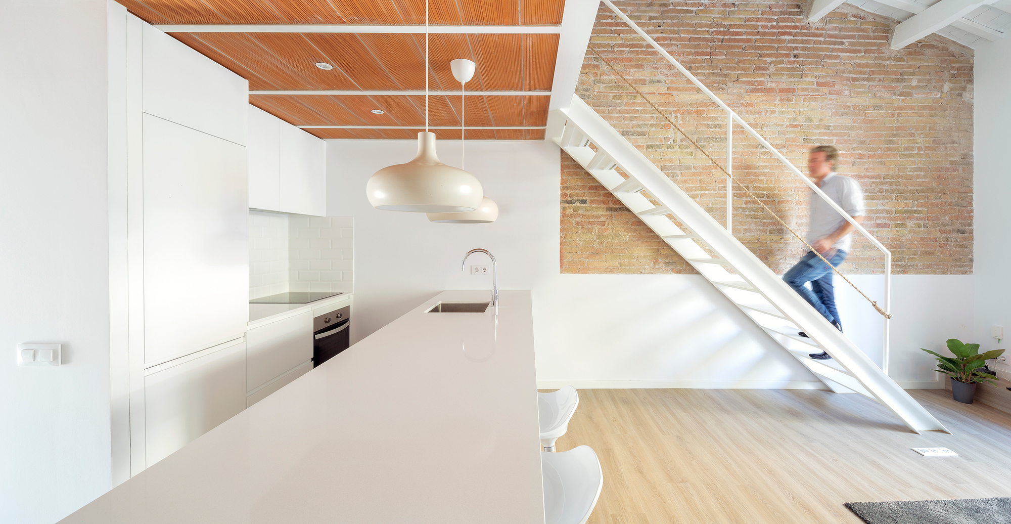 巴塞罗那海洋之畔的白色轻盈阁楼公寓-7