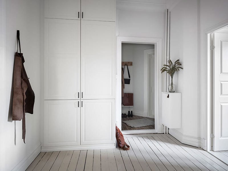 温馨灰褐，穿越式厨房与迷你卧室 | 哥德堡小公寓设计-21