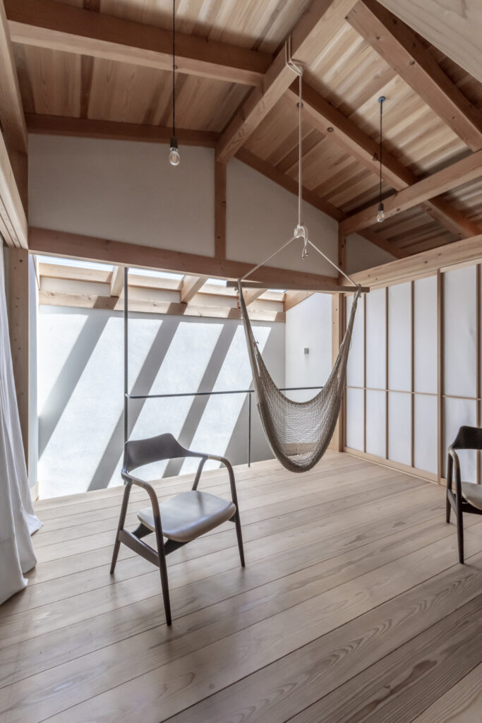 旗竿地に立つ店舗併用住宅 半地下につくったのは“景色”を見渡せ、落ち着く大空間 | Architecture | 100%LiFE-10