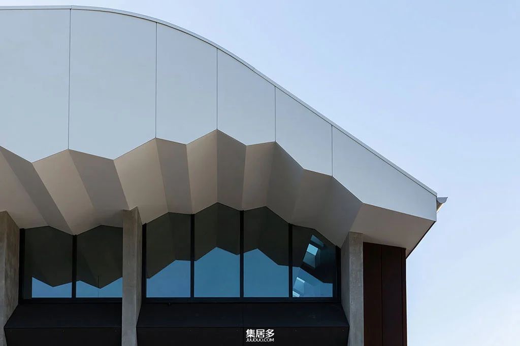 拥有独特屋顶和壮观黑色厨房的悉尼豪宅-3