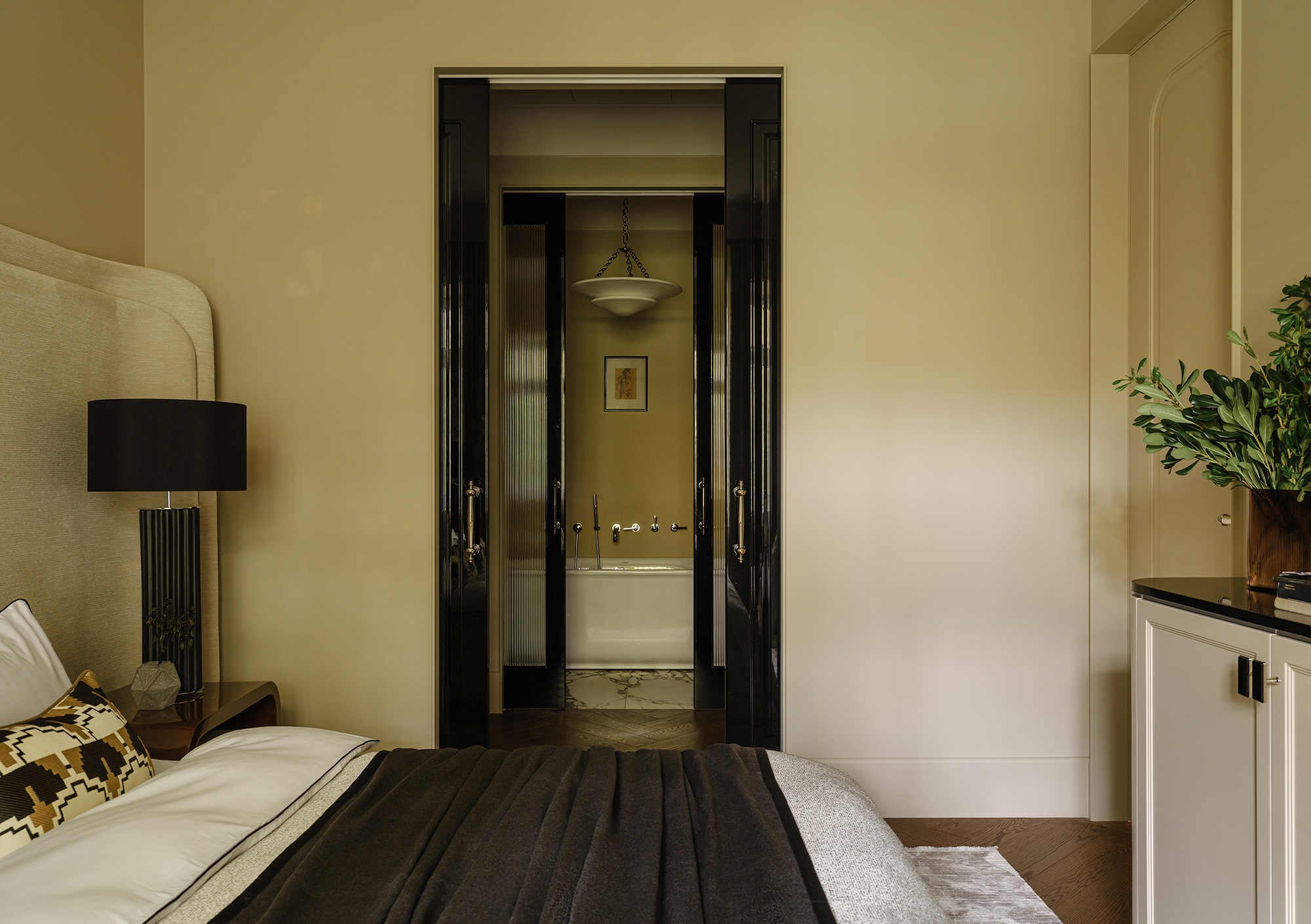 Elegant Apartment in Warm Tones : 当代设计表达丨Vera Lemeshko-29