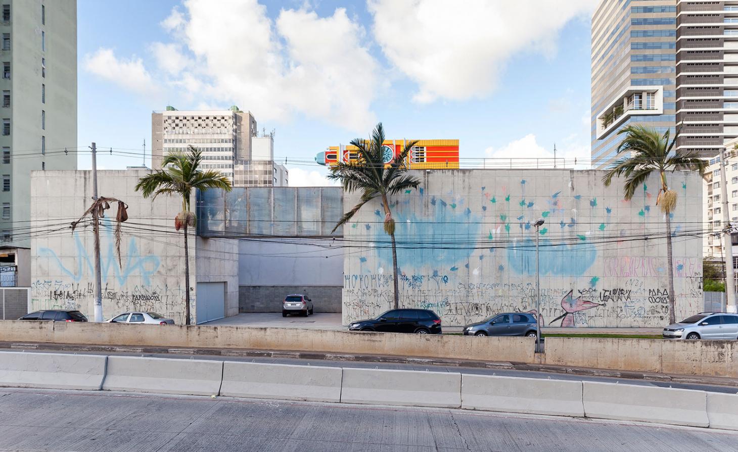 皮拉尔·昆特罗斯在圣保罗的“颠覆”钟楼装置艺术-15