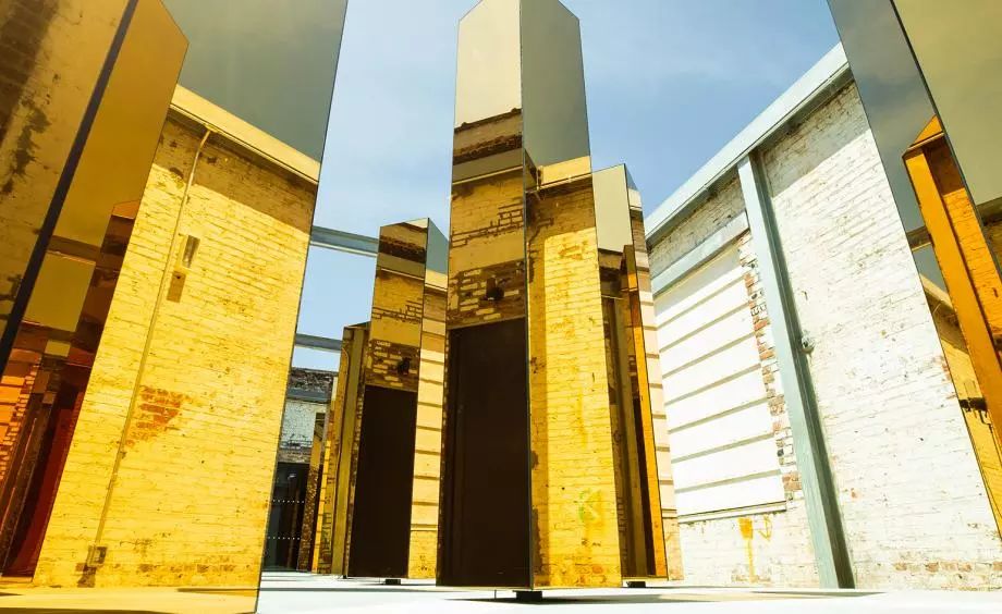 《城市精神》装置，纽约镜像柱营造诗意空间-6