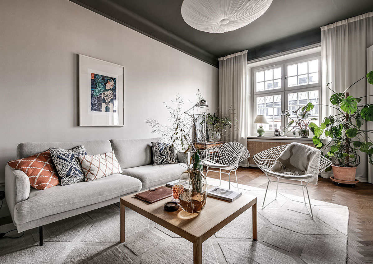 北欧风格公寓的黑色天花板设计-1