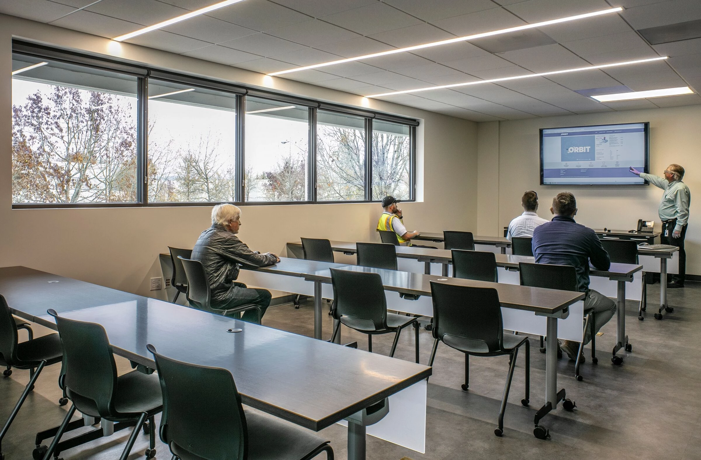 美国 AAA Tualatin 服务中心，优化空间利用与节能设计-12