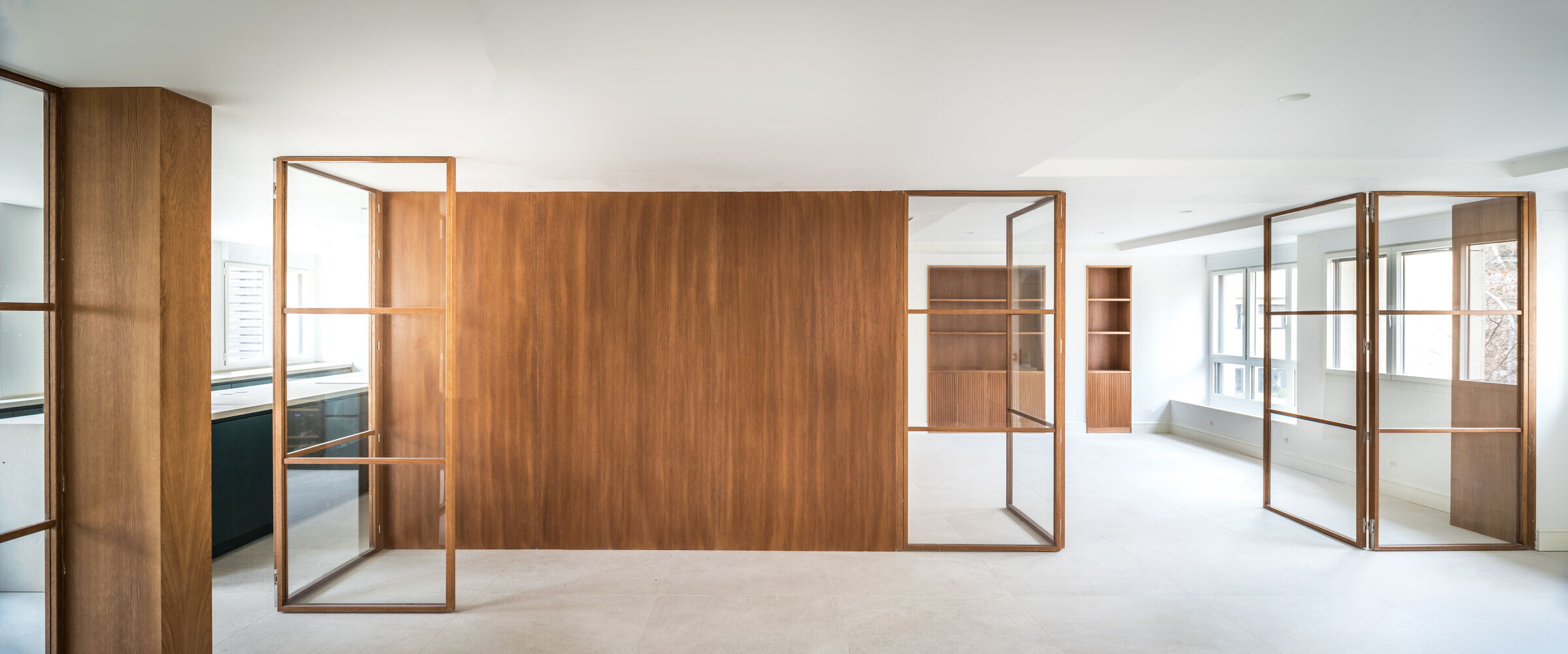 Madrid 公寓的中央几何木体量设计-9