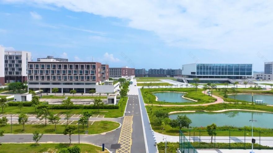 鱼塘变学府:山海之间长成的校园奇迹-47