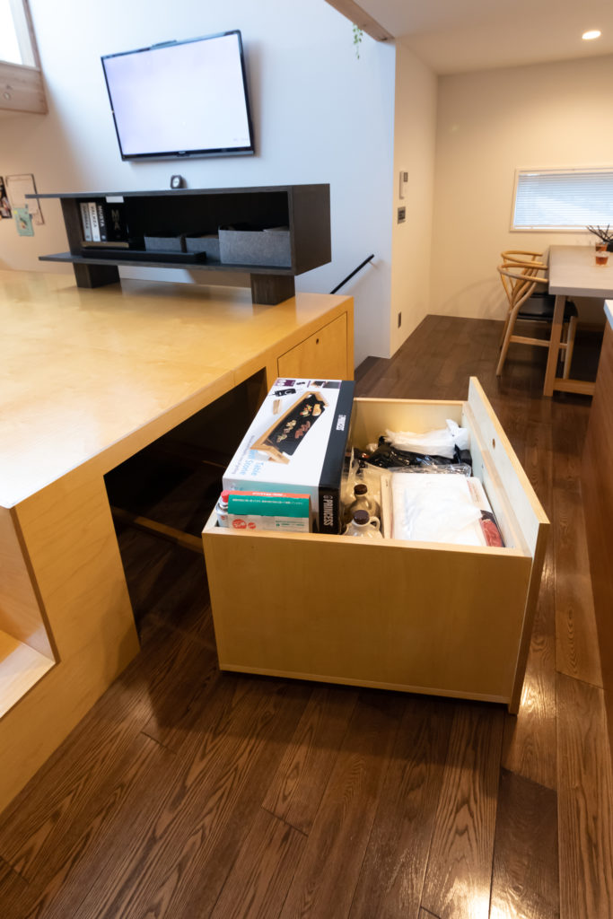 家族がほどよくつながる多目的な高床と空庭をもつ職住一体の住まい | Style of Life | 100%LiFE-5