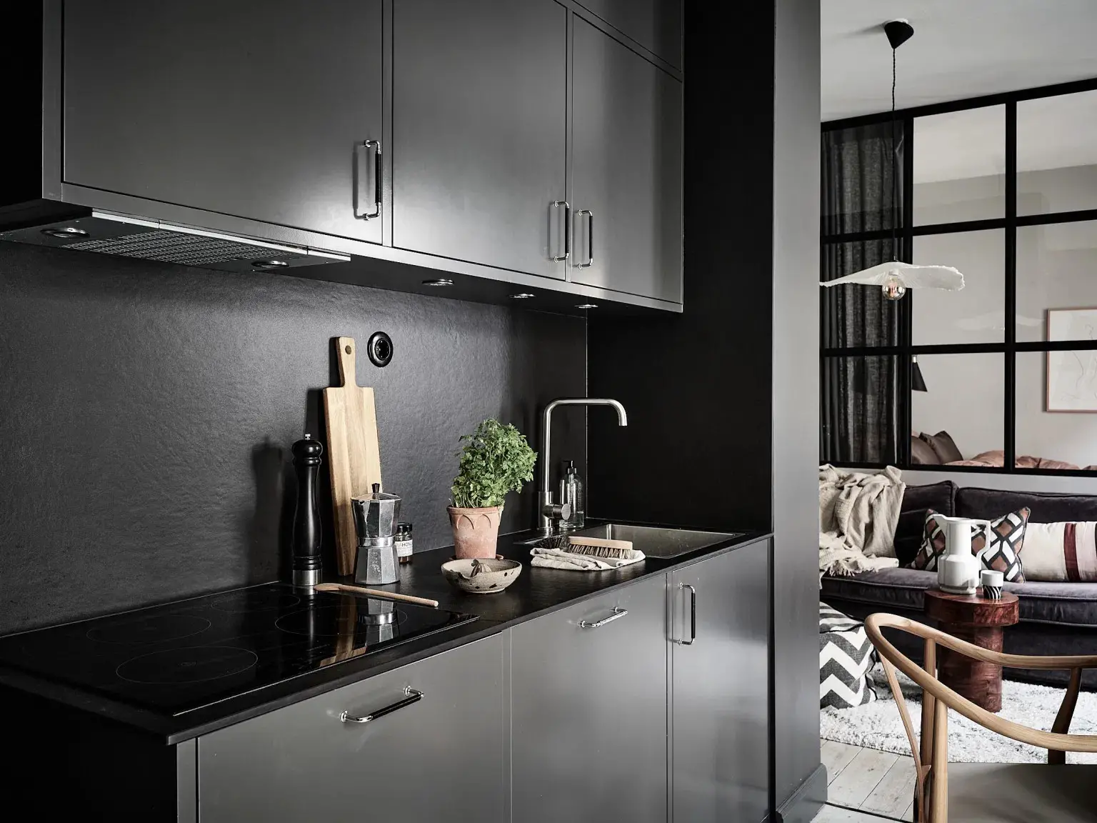 39 平米暗黑系公寓，玻璃墙卧室成亮点-9