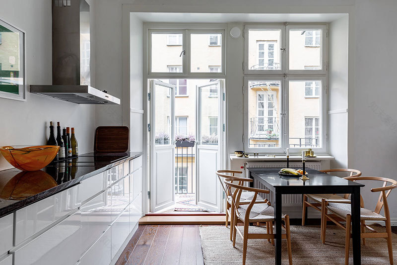 斯德哥尔摩历史建筑中的大胆暗色调公寓设计-15