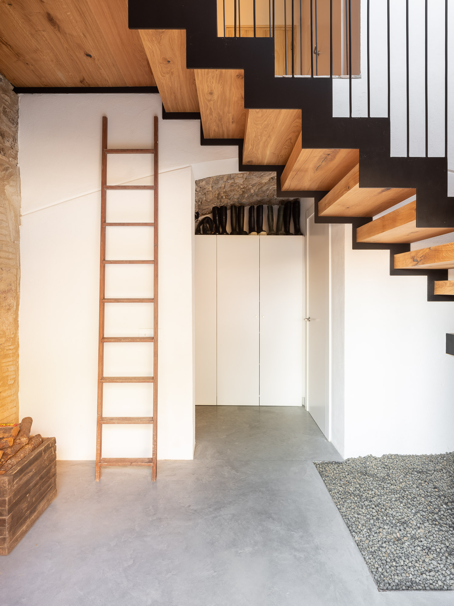 西班牙 Begur 小镇传统石墙别墅改造-28