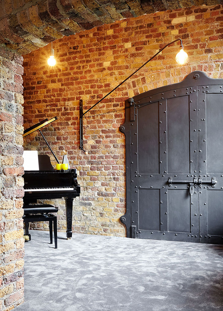 伦敦工业建筑中的时尚阁楼公寓-12