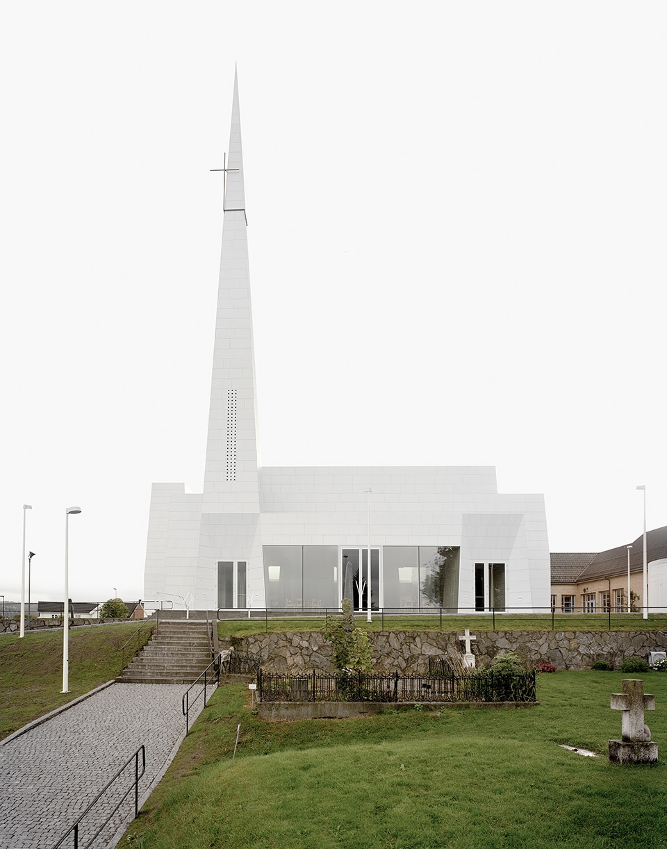 波什格伦教堂 · 瓷质立面与温暖橡木的共生空间-22