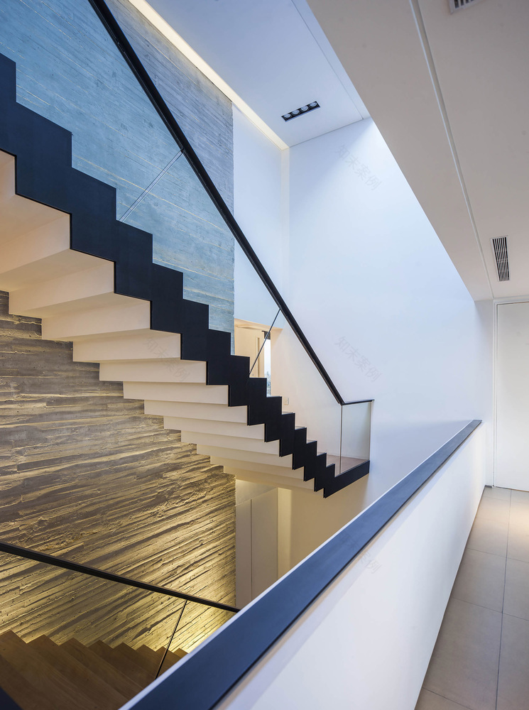 Luminous Modern House With Open Spaces-10