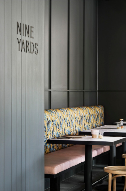 金色的;金黄色的;金的;金制的-142