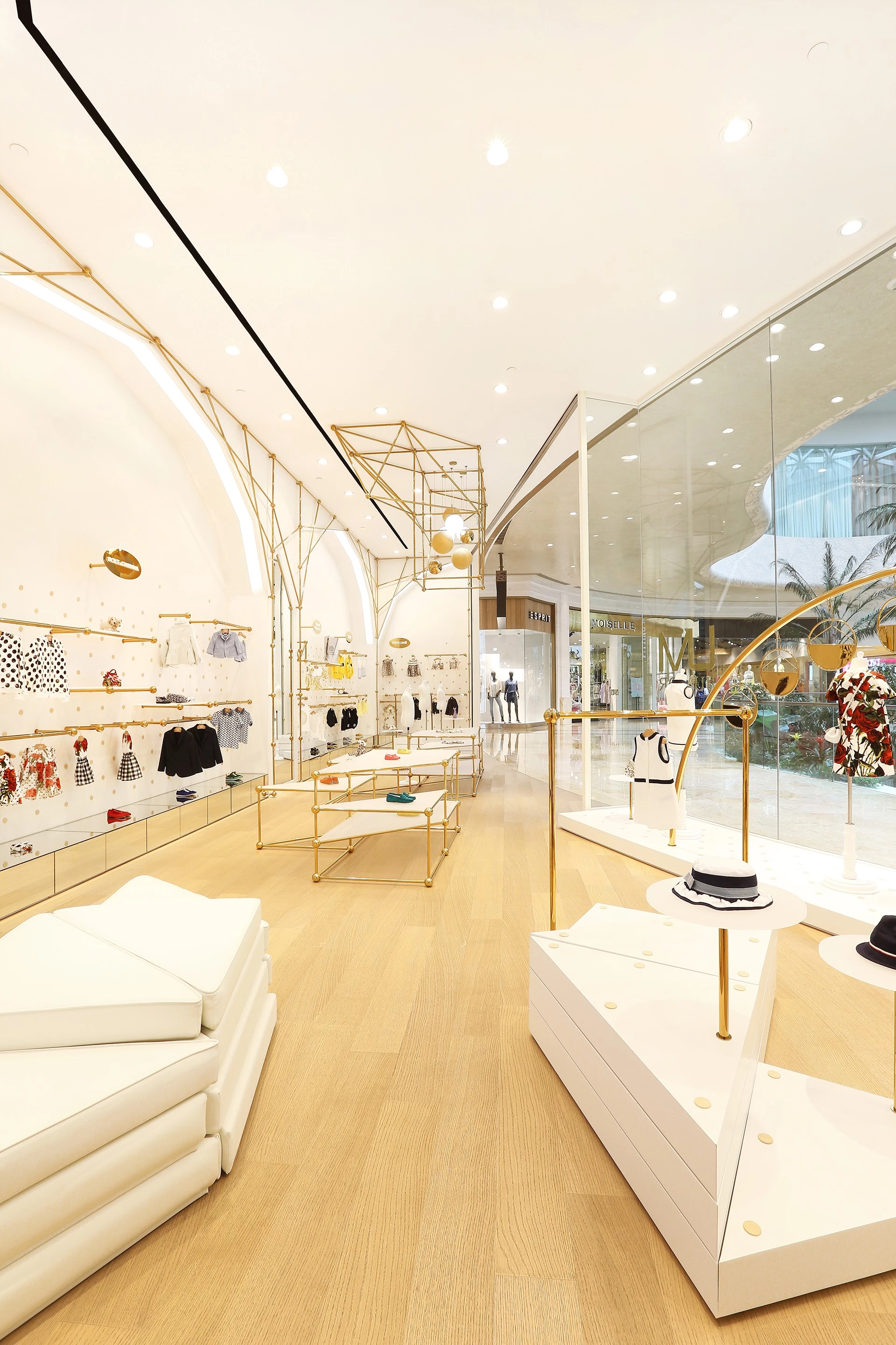 UM Junior 童装店 · 金色奇想空间-19