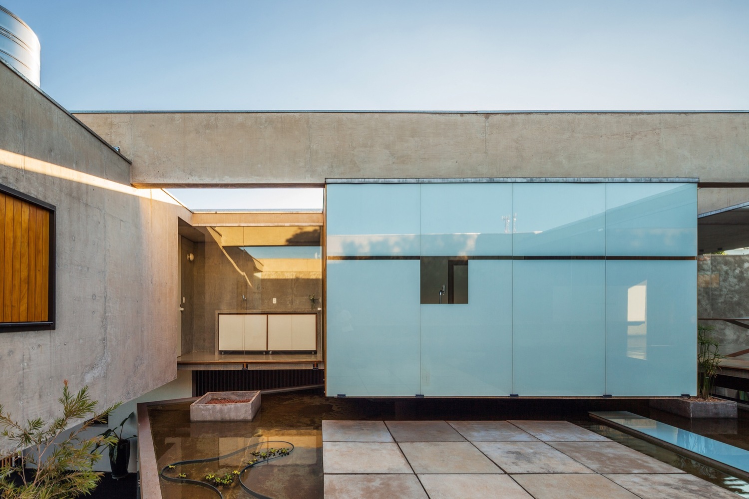 巴西奥兰蒂亚住宅 · 共生设计展现居住与工作空间-16