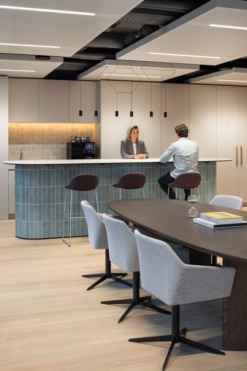 世邦魏理仕办公室
注:CBRE 是全球知名的房地产服务和投资管理公司世邦魏理仕(CBRE Group, Inc.)的英文缩写 丨荷兰兹沃勒丨CBRE Design Collective-19