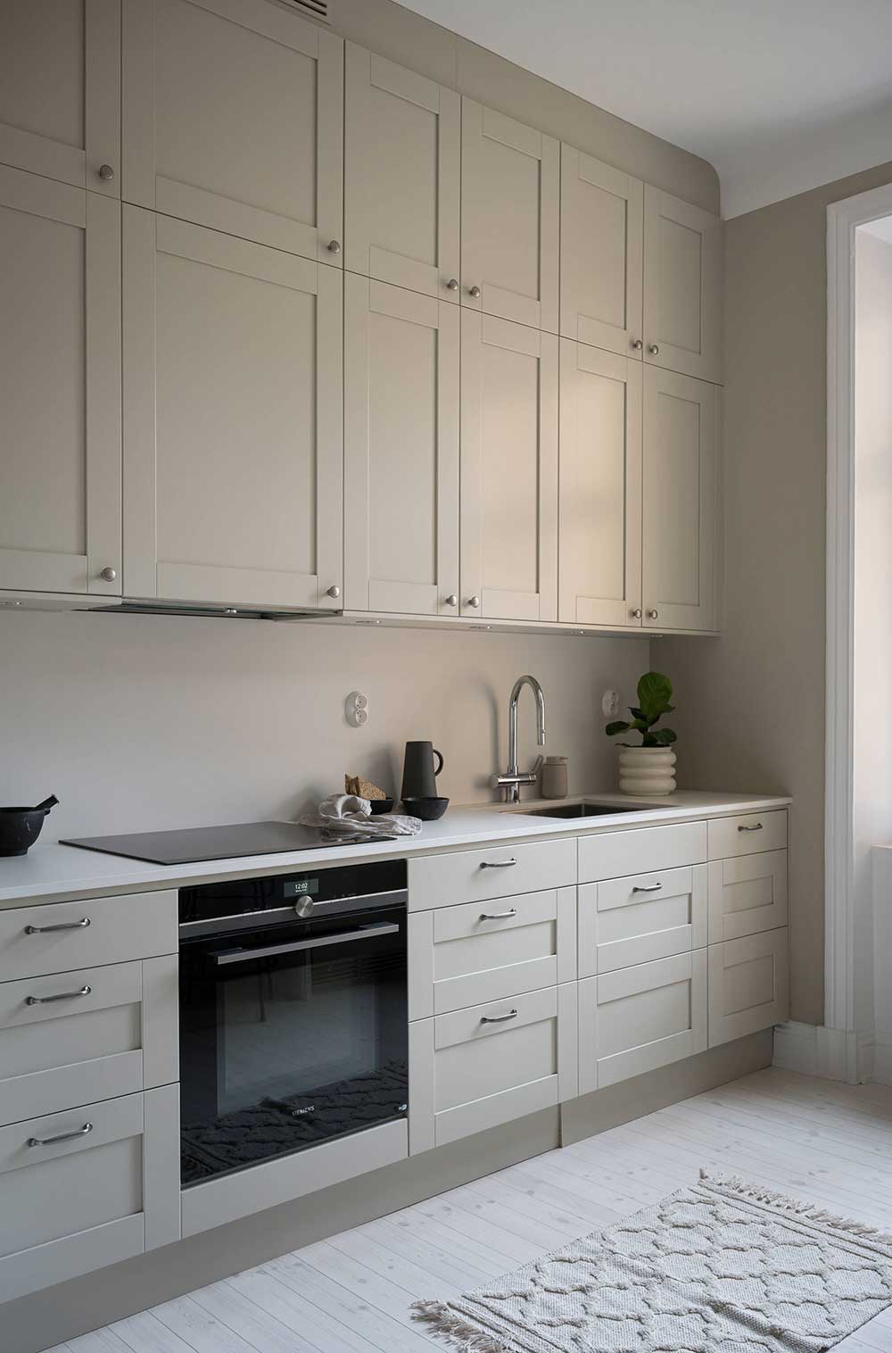 平静与宁静：斯德哥尔摩精致的单色公寓-8