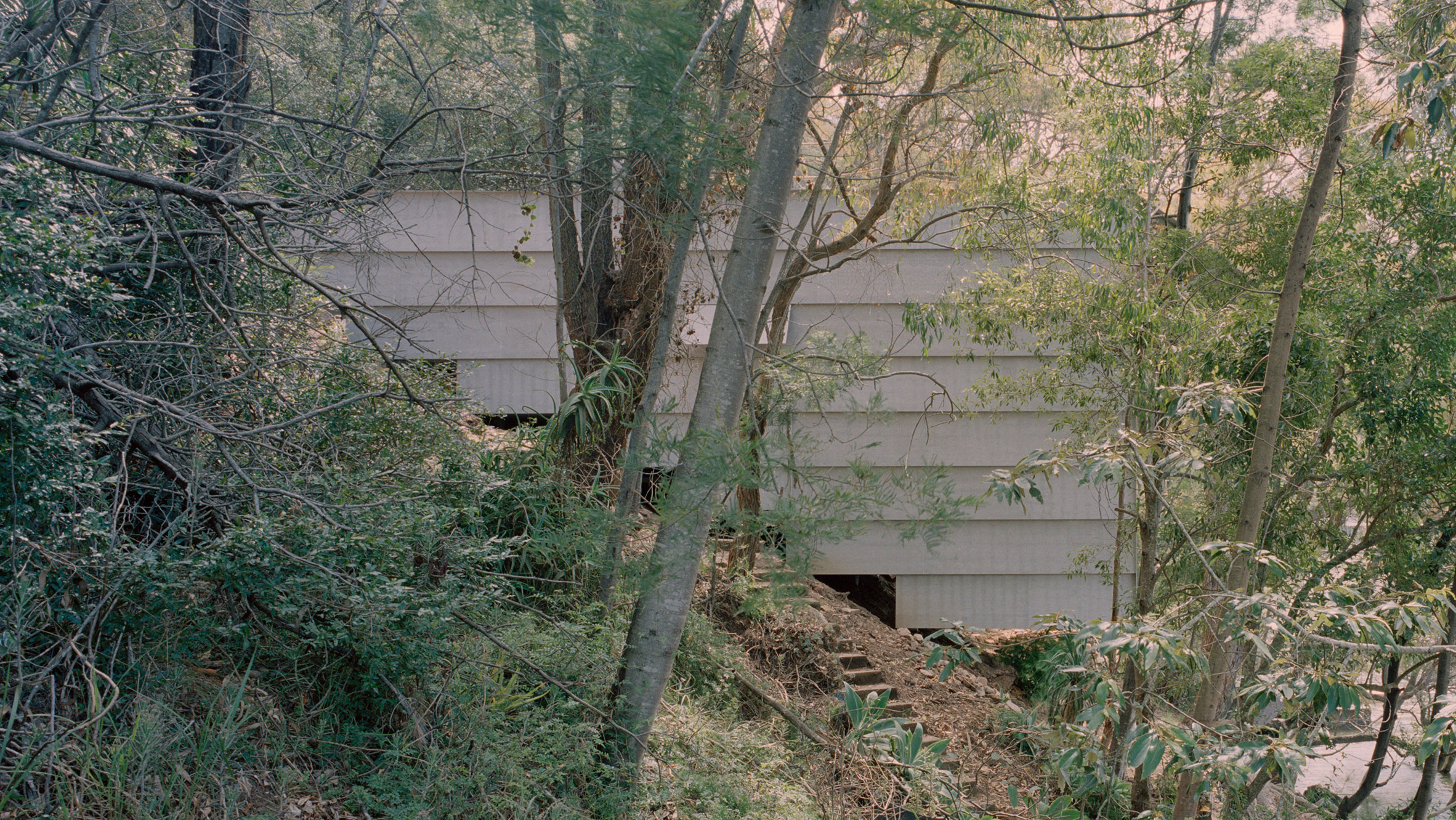 澳洲悬崖木屋 | Leopold Banchini Architects 的生态杰作-0