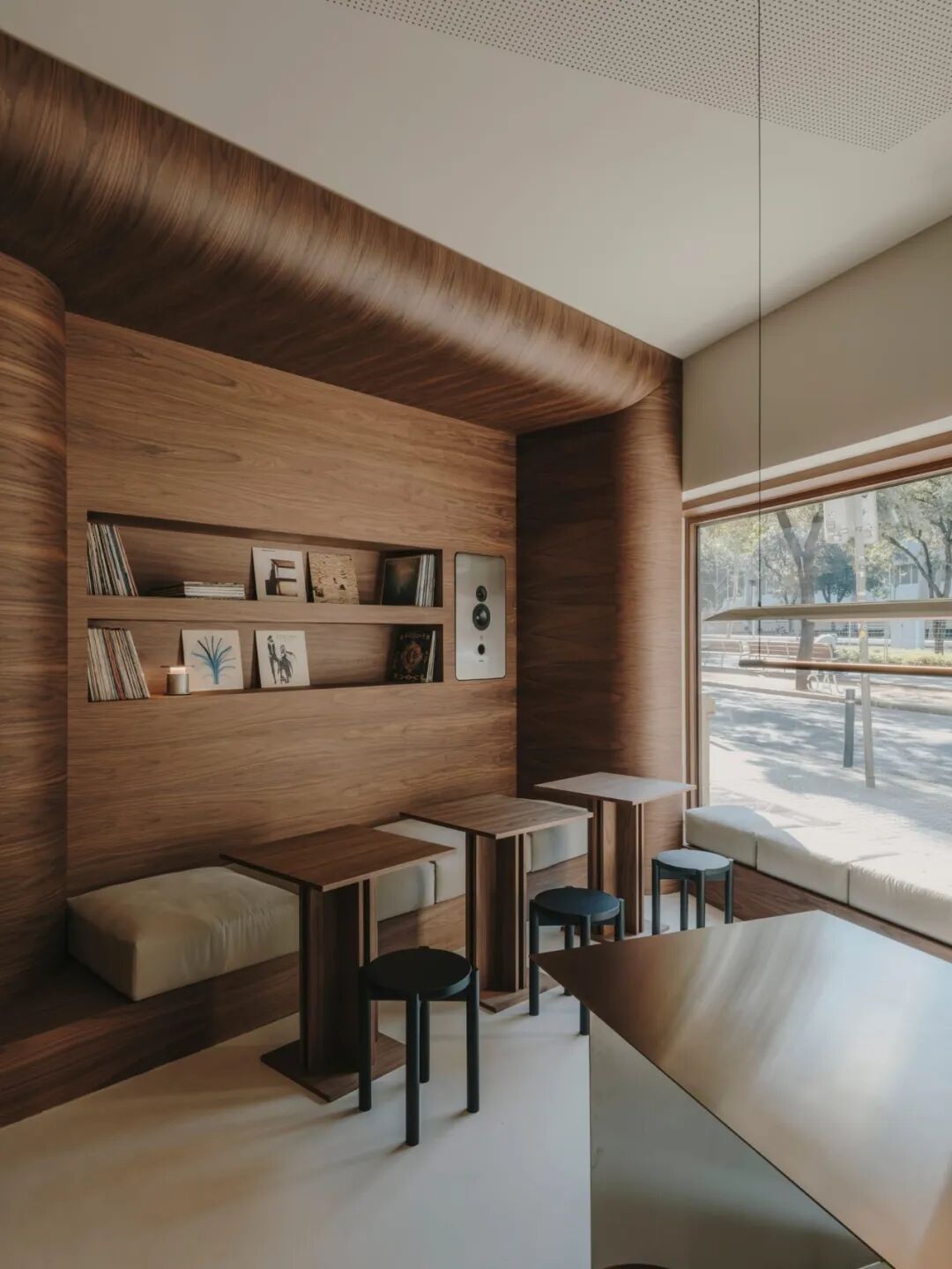 巴塞罗那的爵士乐咖啡馆 Jaç Hifi Café丨西班牙巴塞罗那丨Ligia 和 Arnau 夫妇-0