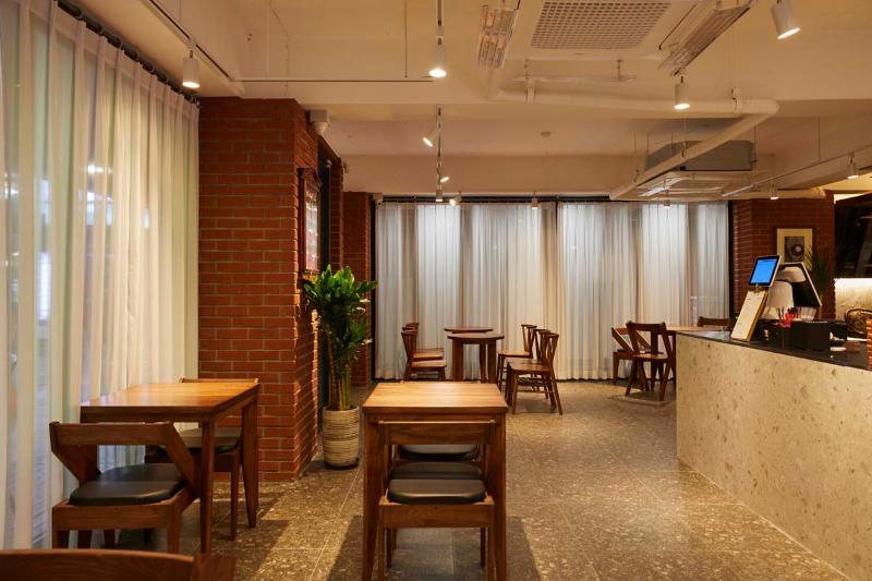 现代简约 22 平米咖啡厅，大理石与木头的温馨空间-19