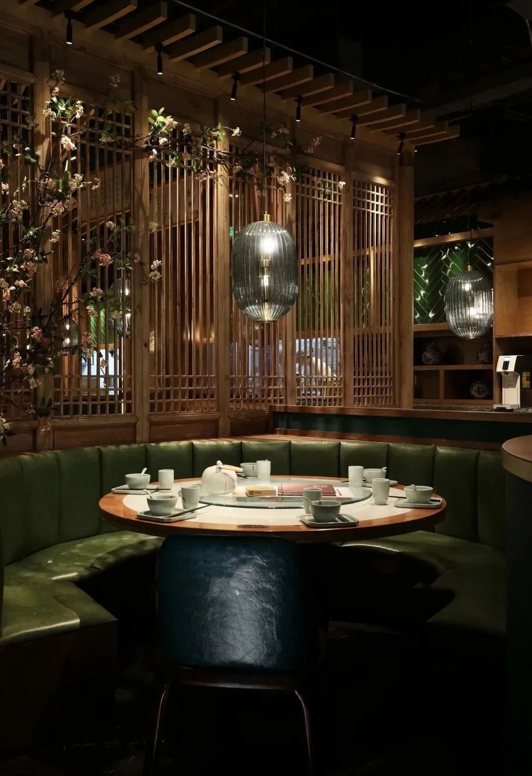 南京锦绣新中式餐厅 | 园林借景与中式色彩的完美融合-21