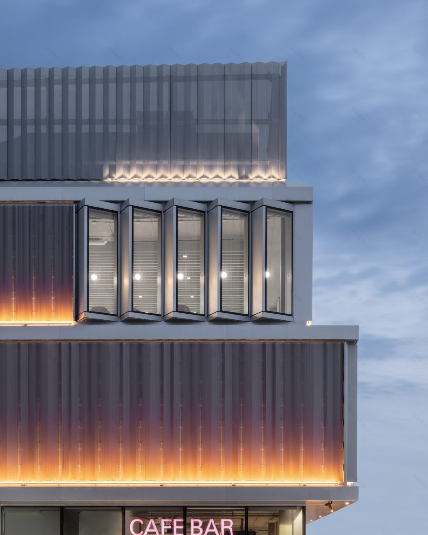 剑桥大学西校区教育建筑设计典范——多彩楼梯与内置家具-11