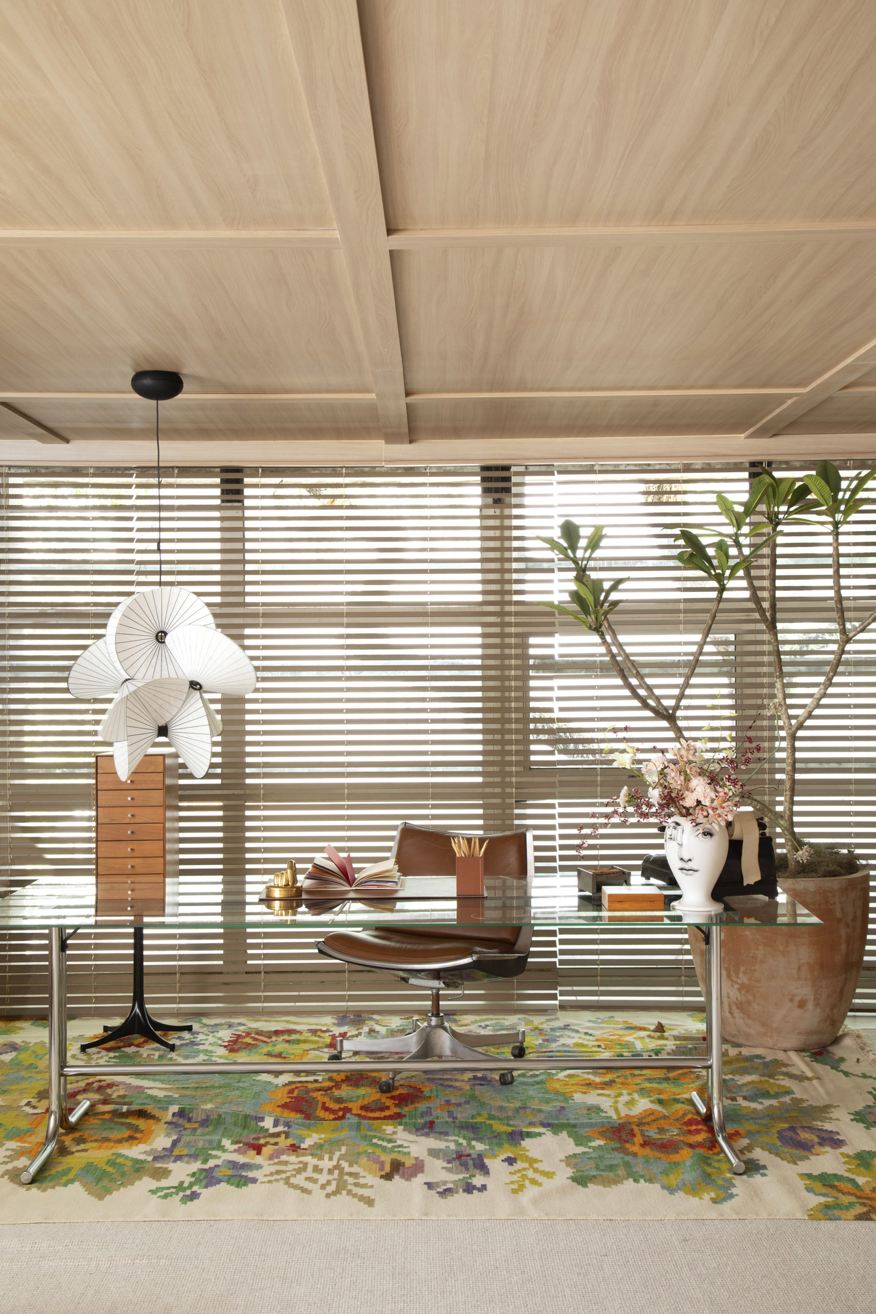 Home Office contemporâneo e acolhedor, repleto de móveis vintage - CasaCor SP 24 - Conexão Decór-1