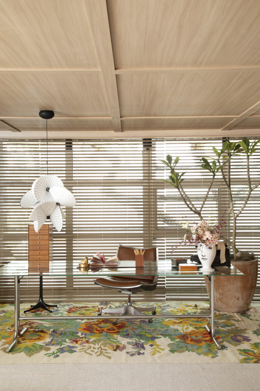 Home Office contemporâneo e acolhedor, repleto de móveis vintage - CasaCor SP 24 - Conexão Decór-1