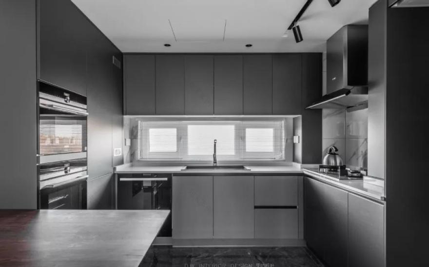 90 后婚房爆改,简约灰色调中的活力与诗意-12