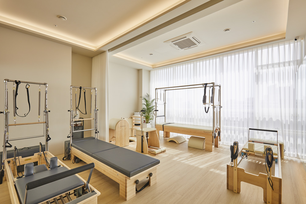 16 坪高级氛围的白色&木纹瑜伽学院室内设计-7
