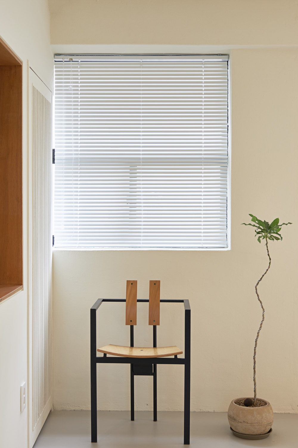 白色与木色，打造 24 平米共享办公室的极简魅力-18