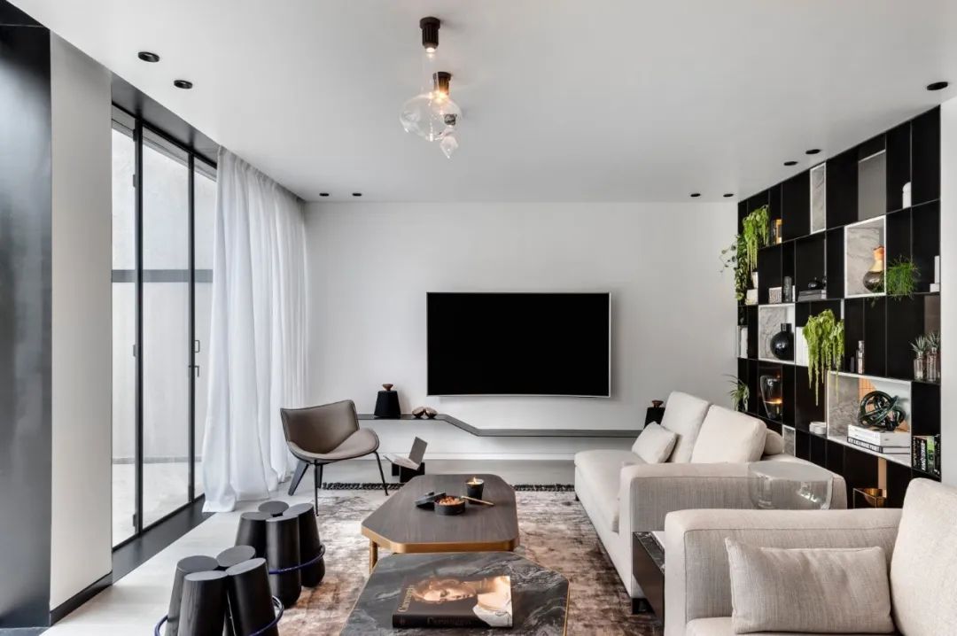 Aviram Kushmirski 打造轻奢风空间，黑白色调与实木地板的完美搭配-31