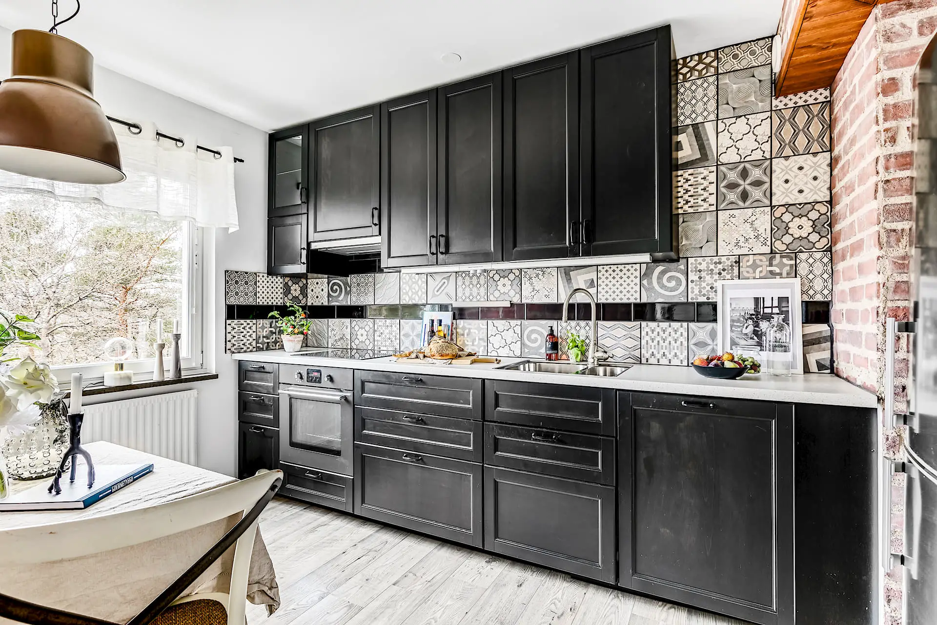 热情红卧室,独特设计公寓-12